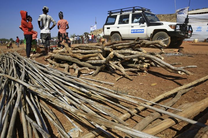 Du bois, du chaume et autres matériaux sont fournis aux réfugiés pour construire leur hutte dans le camp d'Oum Raquba. (ASHRAF SHAZLY / AFP)