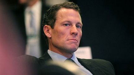 L'Américain Lance Armstrong fait face aux accusations de dopage de son ex-coéquipier Floyd Landis.