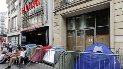 Nuit à la belle étoile pour des fans de Madonna devant l&#039;Olympia
 (François Guillot/AFP)