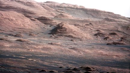 Le mont Sharp (Mars) photographi&eacute; par le robot Curiosity, le 23 mars 2012. (NASA / AFP)