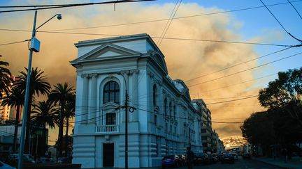 Valparaiso, le 13 mars. La fumée vient des forêts environnantes.
 (CITIZENSIDE/SEBA GRACIA / citizenside.com)