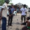 Des membres des milices civiles interrogent une personne suspect&eacute;e d'appartenir &agrave; Boko Haram, &agrave; Maiduguri, dans le nord du Nigeria. (AMINU ABUBAKAR / AFP)