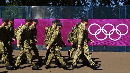 Des militaires patrouillent pr&egrave;s du terrain de beach volley le 24 juillet : ils sont pr&egrave;s de 5000 r&eacute;quisitionn&eacute;s par Londres pour assurer la s&eacute;curit&eacute; des Jeux olympiques. (LUKE MACGREGOR / REUTERS)