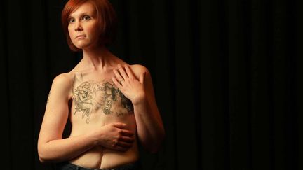 Kelly Davidson, victime d'une double masectomie apr&egrave;s trois cancers, pose avec le tatouage qu'elle a choisi de r&eacute;aliser &agrave; l'endroit o&ugrave; se trouvaient sa poitrine, Ottawa (Canada), le 12 avril 2013. (CATERS NEWS / SIPA)