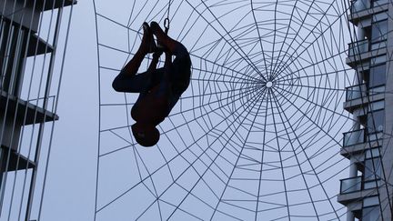 Un acteur d&eacute;guis&eacute; en Spiderman fait le show lors de la premi&egrave;re mondiale de "The amazing Spiderman" &agrave; Tokyo (Japon), le 13 juin 2012. (YURIKO NAKAO / REUTERS)