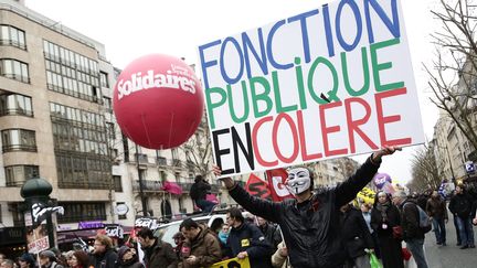 Des salari&eacute;s de la fonction publique manifestent, le 31 janvier 2013 &agrave; Paris. ( MAXPPP)