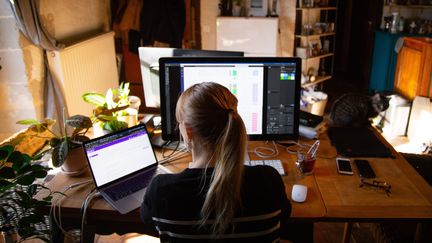 Une salariée en télétravail. Photo d'illustration. (THIBAUD VAERMAN / HANS LUCAS)