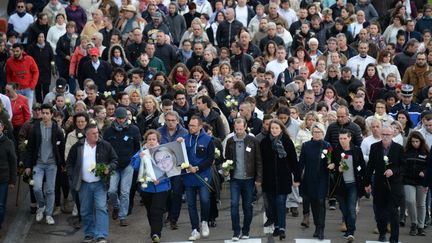 Des proches d'Alexia Daval défilent à côté d'anonymes en mémoire de la joggeuse à Gray (Haute-Saône), dimanche 5 novembre 2017. (SEBASTIEN BOZON / AFP)