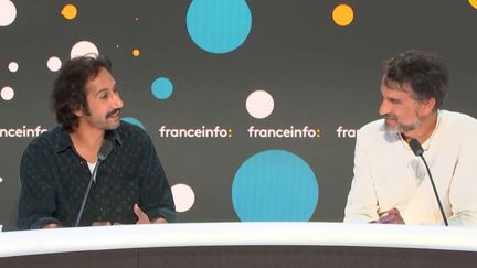 Les artistes Arthur Teboul (à gauche) et Baptiste Trotignon sur franceinfo. (RADIO FRANCE / FRANCE INFO)