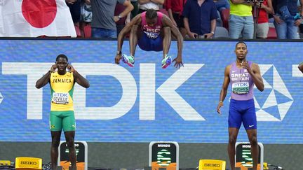 Avant même de poser ses pointes sur les starting blocks pour la finale du 100 m, l'Américain Noah Lyles était prêt à survoler ses adversaires, le 20 août 2023. (PETR DAVID JOSEK / AP)