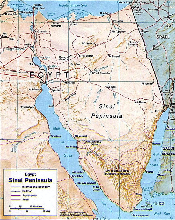 La péninsule du Sinaï d'une superficie de 60.000 km² est bordée à l'ouest par le canal de Suez et à l'est par Israël. L'instabilité dans cette région n'est pas nouvelle mais prend, en 2014, des proportions inquiétantes avec l'installation de groupes djihadistes inféodés à Daech. (Commons)