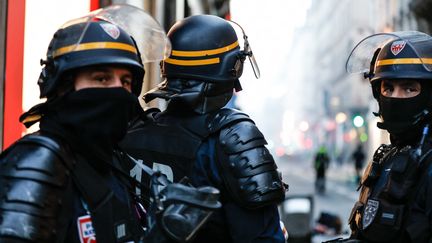 Des policiers, à Paris, lors d'une manifestation des "gilets jaunes", le 24&nbsp;novembre&nbsp;2018. (LAURE BOYER / HANS LUCAS / AFP)