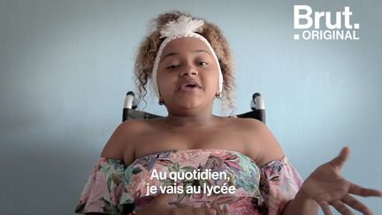 Atteinte d'ostéoporose, la jeune Colombienne a notamment publié une vidéo d'elle en train de danser sur son fauteuil. Un pied de nez aux critiques qu'elle juge non-constructives.