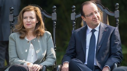 Le pr&eacute;sident Fran&ccedil;ois Hollande et sa compagne,&nbsp;Val&eacute;rie Trierweiler, le 15 f&eacute;vrier 2013, &agrave; New Delhi (Inde). (BERTRAND LANGLOIS / AFP)