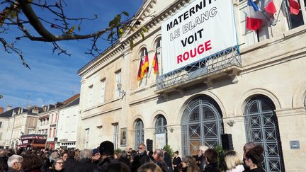 Une banderole sur l'hôpital du Blanc (Indre), en signe de protestion contre la fermeture de la maternité, le 3 novembre 2018. (GUILLAUME SOUVANT / AFP)