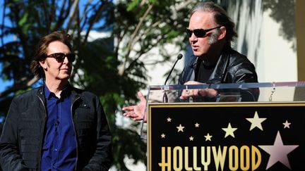 Paul McCartney écoute l&#039;hommage que lui rend Neil Young sur le &quot;Walk of Fame&quot; (9/2/2012)
 (Frederic J. Brown / AFP)