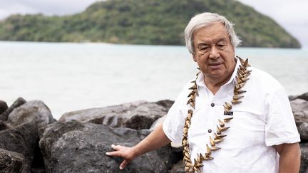 Le secrétaire général de l'ONU, Antonio Guterres, le 22 août 2024, sur une plage à Apia (îles Samoa). (MANAUI FAULALO / AFP)