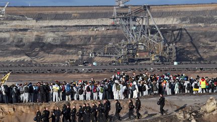 Des militants&nbsp;pour le climat tentent&nbsp;d'occuper la&nbsp;mine de charbon United Schleenhain, au sud de Leipzig,&nbsp;le 30 novembre 2019. (HENDRIK SCHMIDT / DPA-ZENTRALBILD / AFP)