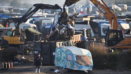 Les équipes de démolition sont à pied d'oeuvre, le 27 octobre 2016, pour finir le démantèlement du camps de migrants de Calais. (PHILIPPE HUGUEN / AFP)