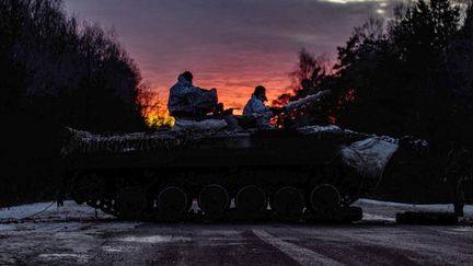 Des militaires ukrainiens s'entraînent au combat dans la région de Chernihiv, le 12 février 2022. (ARMED FORCES OF UKRAINE / AFP)