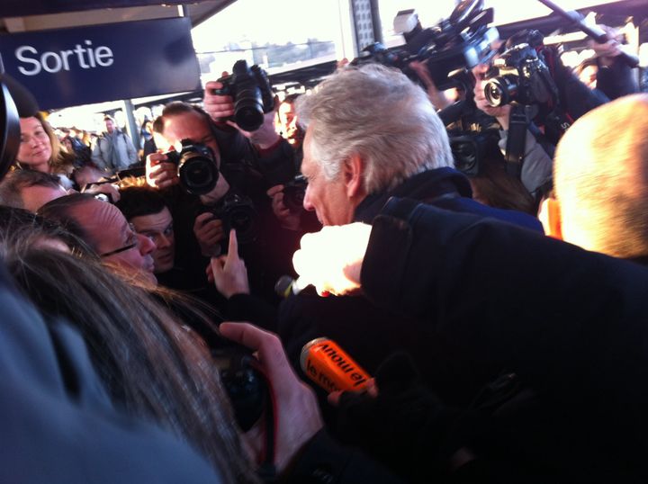 Hasard de campagne. Rencontre improbable sur le quai de la garde de Dijon entre Hollande et Villepin (PM)