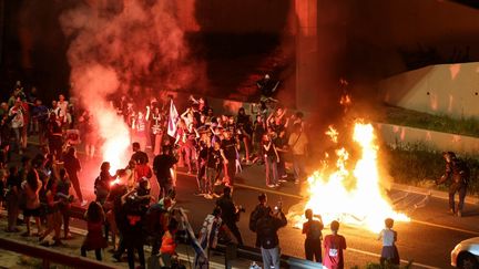 Des manifestants bloquent une route, à Jérusalem, pour demander au gouvernement de Benyamin Nétanyahou d'assurer le retour des otages israéliens détenus dans la bande de Gaza, le 31 mars 2024. (AHMAD GHARABLI / AFP)