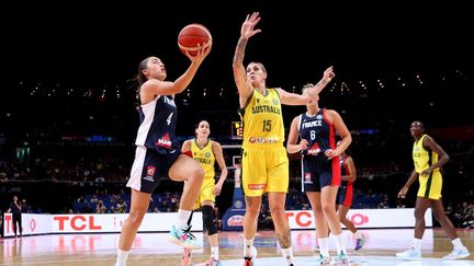 La Française Marine Fauthoux devant l'Australienne Cayla George lors de la Coupe du monde, à Sydney (Australie), le 22 septembre 2022. (BRENDON THORNE / AFP)