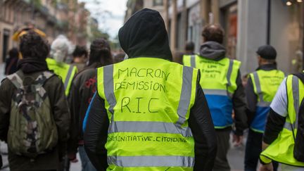 Des "gilets jaunes" manifestent à Toulouse, le 27 avril 2019. (FREDERIC SCHEIBER / HANS LUCAS / AFP)