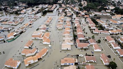 Vue aérienne réalisée le 3 Mars 2010, en Vendée, de rues inondées après le passage de la tempête Xynthia. (AFP - Bertrand Guay)