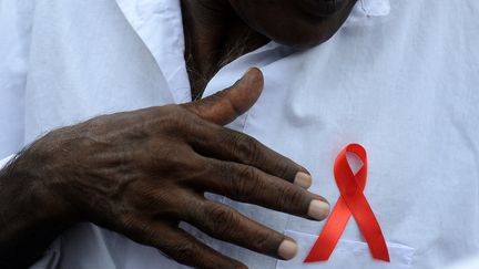 Un prisonnier sri lankais porte le ruban rouge à l'occasion de la journée mondiale de lutte contre le sida dans la prison de Colombo, en décembre 2015. (LAKRUWAN WANNIARACHCHI / AFP)