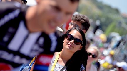 Quand elle est présente sur les courses, Gabrielle n'est jamais très loin de Warren Barguil. (PICASA)