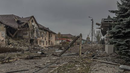 Une rue ravagée par des frappes russes à Kurakhové, dans l'est de l'Ukraine, le 7 novembre 2024. (ANTON SHTUKA / AP / SIPA)