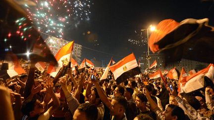 Tirs de feux d'artifices sur la place Tahrir pour c&eacute;l&eacute;brer l'&eacute;lection du nouveau pr&eacute;sident, Mohamed Morsi, Le Caire (Egypte), le 24 juin 2012. (KHALED DESOUKI / AFP)