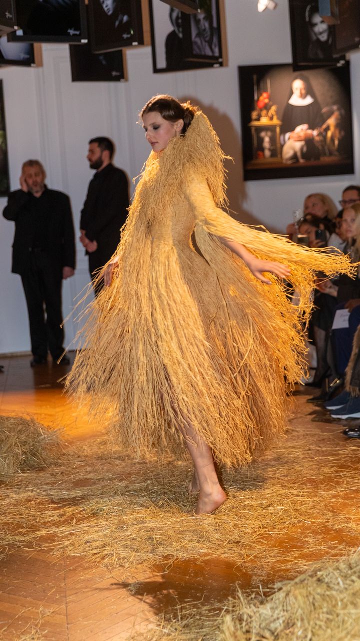 Défilé haute couture printemps-été 2024 Franck Sorbier présenté au Studio Harcourt à Paris, le 24 janvier 2024. (LAURENT-STEPHANE MONTFORT)