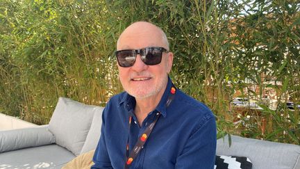 Le directeur de la photographie Barry Ackroyd le 23 mai 2023 à Cannes, sur la Terrasse du CNC. (FG/FRANCEINFO)