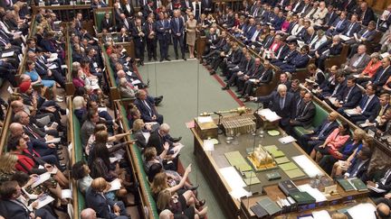 Les députés britanniques entourent Boris Johnson, le 4 septembre 2019, dans la Chambre des communes à Londres. (JESSICA TAYLOR / UK PARLIAMENT / AFP)