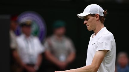 Le joueur de tennis italien Jannik Sinner lors d'un match à Wimbledon, le 9 juillet 2024. (HENRY NICHOLLS / AFP)