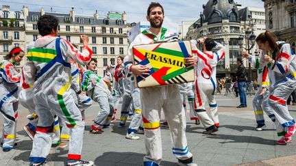 Des étudiants européens suivant le programme Erasmus réalisent une animation lors de l'inauguration de la Fête de l'Europe, le 9 mai 2014, sur le parvis de l'Hôtel de Ville de Paris. (MAXPPP)