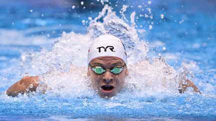 Le nageur français Léon Marchand, aligné sur le 200 m papillon aux championnats du monde de Fukuoka, le 25 juillet 2023. (PHILIP FONG / AFP)