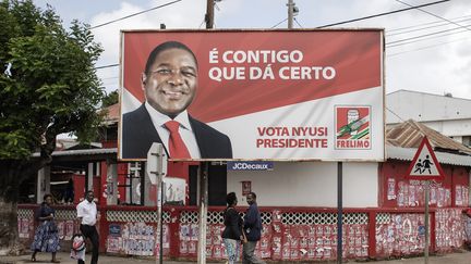 "Avec nous ça marche", slogan que l'on peut lire sur ce panneau publicitaire en faveur de Felipe Nyusi, président mozambicain réélu le 27 octobre 2019. Felipe Nysusi était le candidat du Frelimo, le parti au pouvoir depuis l'indépendance du pays. (GIANLUIGI GUERCIA / AFP)