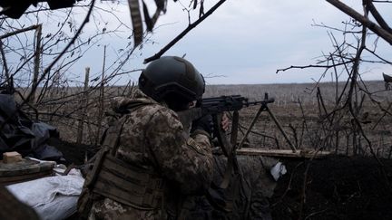 Un soldat ukrainien, le 11 mars 2023 près de Bakhmout (Ukraine). (SERGEY SHESTAK / AFP)