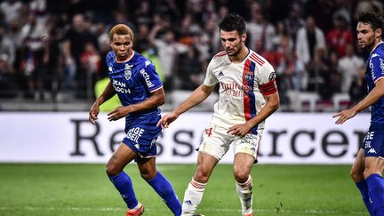 Leo Dubois en duel avec Armand Lauriente, le 25 septembre 2021 au Groupama Stadium, à Lyon. (JEFF PACHOUD / AFP)