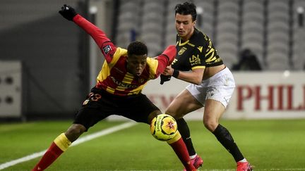 Simon Banza (Lens) et Ludovic Blas (Nantes) (FRANCOIS LO PRESTI / AFP)