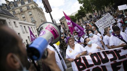 Des soignants réclament plus de moyens lors d'une manifestation organisée à Paris le 16 juin 2020. (YANN CASTANIER / HANS LUCAS / AFP)
