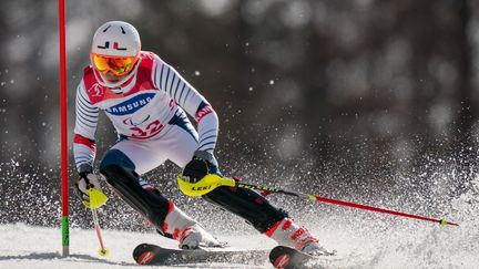 Arthur Bauchet,&nbsp;lors du slalom masculin de ski alpin&nbsp;à l'occasion des Jeux paralympiques d'hiver 2018 de Pyeongchang, à Pyeongchang, le 17 mars 2018. (BOB MARTIN / OIS/IOC)