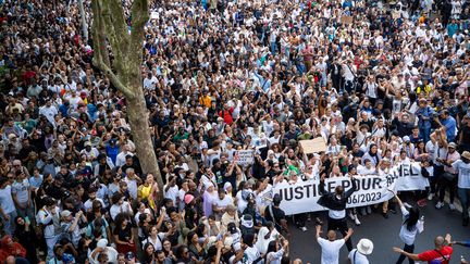 Une marche en hommage à Nahel, adolescent tué par un policier à Nanterre (Hauts-de-Seine), le 29 juin 2023. (AMAURY CORNU / HANS LUCAS / AFP)