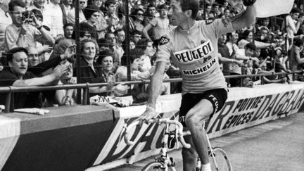 Roger Pingeon en 1967, lors de son tour d'honneur trimomphal au Parc des Princes après sa victoire dans le Tour de France (STAFF / AFP)