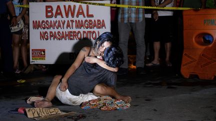 Jennilyn Olayres et le corps de son compagnon,&nbsp;Michael Siaron, abattu dans une rue de Manille (Philippines), le 23 juillet 2016. (NOEL CELIS / AFP)