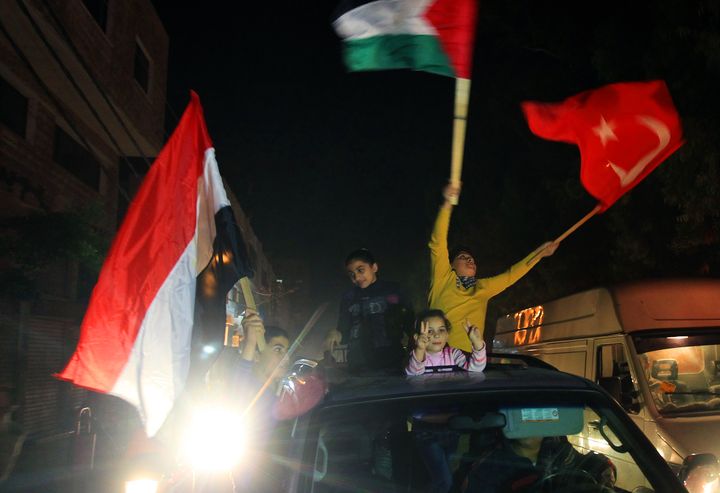 Des Palestiniens c&eacute;l&egrave;brent le cessez-le-feu dans la ville de Gaza, le 21 novembre 2012. (MAHMUD HAMS / AFP)