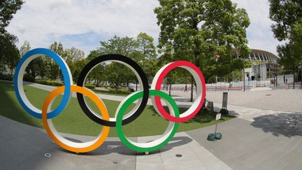 Les anneaux olympiques devant le stade national de Shinjuku à Tokyo le 22 juin 2021. (NORIKAZU TATEISHI / YOMIURI)